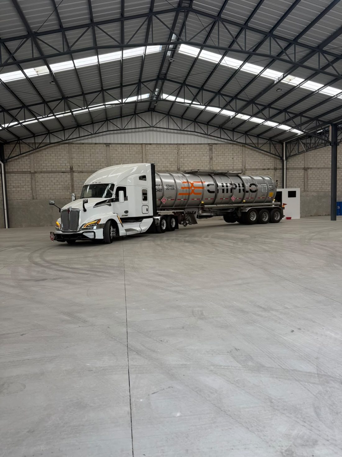 Kenworth T680 con luces encendidas