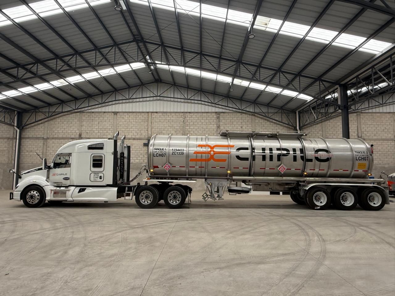 Tractocamión Logística Chipilo con tanque plateado en la nave